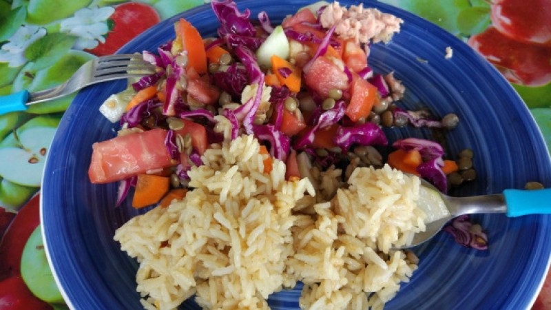 Rögtönzött ebéd: rizs, zöldségek és a konzerv tonhal. Ezzel meg is kaptuk az első leckét: ez bőven elég volt ebédre.